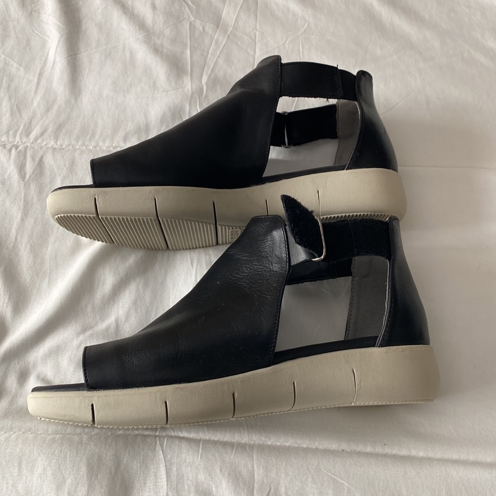 The Flexx Front Street Sandals NWOT